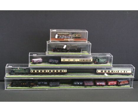 Group of OO gauge model railway to include 4 x locomotives (Palitoy Mainline 46440 2-6-0 BR black, Hornby Portishead, Bachman