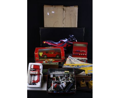 Quantity of vintage toys and games to include Table Skittles, Meccano items featuring Jigsaw Puzzle Maker, model railway feat