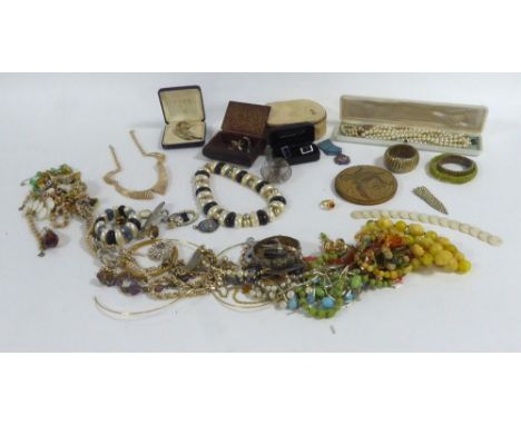 QUANTITY OF COSTUME JEWELLERY INCLUDING; SIMULATED PEARL NECKLACES, PASTE SET CLIP AND OTHER BROOCHES, together with a BOXED 