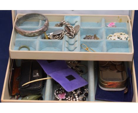 A quantity of jewellery, to include: a silver bangle; silver bracelet; coins; brooches; and other items, in a box.