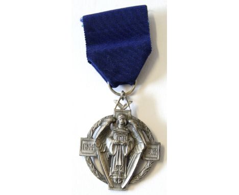 First World War Masonic badge, hallmarked silver, the reverse with the name Brother H Shinnick No 2987  