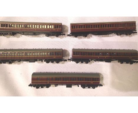 Five Grafar N gauge coaches, BR Suburban maroon, unboxed. P&P Group 1 (£14+VAT for the first lot and £1+VAT for subsequent lo