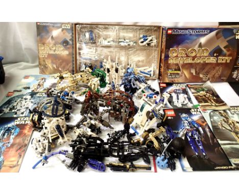 Quantity of Lego Star Wars droids, built/in parts includes build books and a droid developer kit. P&P Group 3 (£25+VAT for th