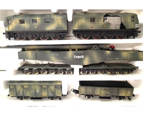 Lima Leopold gun set comprising articulated locomotive, gun, two wagons and coach, boxed. P&P Group 1 (£14+VAT for the first 