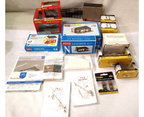 Selection of N gauge buildings, kits etc including Peco bungalow x3, signal box x1, Bachmann water crane x4, Oakworth station