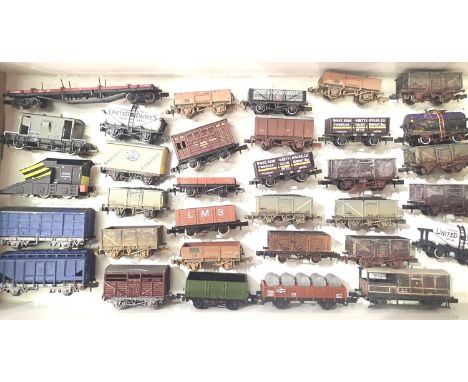 Thirty three N gauge wagons, various makes and types, including snow plough, unboxed. P&P Group 1 (£14+VAT for the first lot 