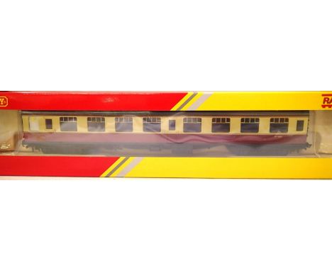 Hornby R4628 BR MK1 open/second coach in blood/custard, boxed. P&P Group 1 (£14+VAT for the first lot and £1+VAT for subseque