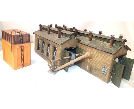 O gauge engine shed, wood, kit built and resin water tower and cast metal crane. P&P Group 3 (£25+VAT for the first lot and £