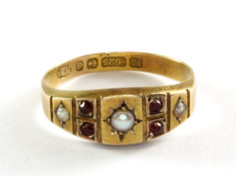 A gentleman's Edwardian 15ct yellow gold ruby and seed pearl set ring, (N.5).