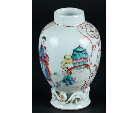 A porcelain Famille Rose tea caddy decorated with various courtiers. China, 18th century.