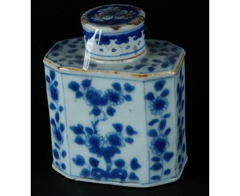 A porcelain 8-sided tea caddy with floral decoration on the eight sides. China, Kangxi/Yongzheng.H.: 11,5 cm.