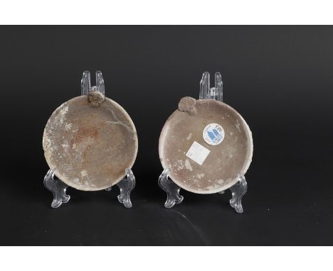 Two stoneware oil lamp dishes, origin Vung Tau Cargo (sea finds auctioned at Christies, 1992). China, Kangxi.Diam.: 9 cm. 