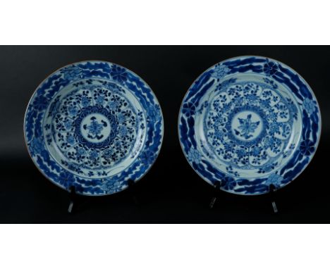 Two porcelain dishes with lotus leaf decor with floral decor, a lotus in the center. Kangxi/Yongzheng.Diam.: 31 cm.