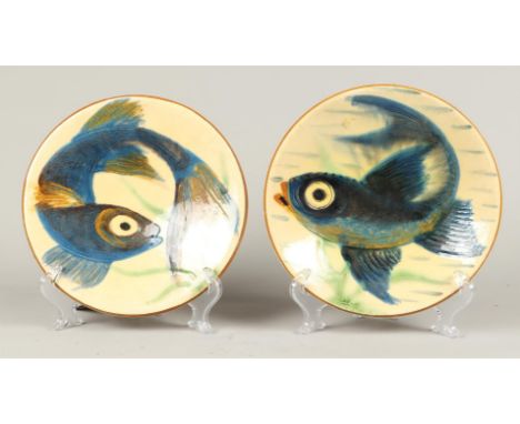 A set of polychrome pottery plates with fish decor, Puigdemont Studio Art Pottery.Diam.: 23,5 cm.