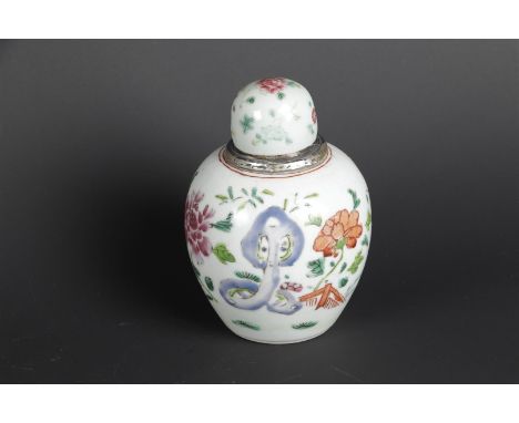 A porcelain Famille Rose tea caddy with a silver-rimmed frame and a convex lid. Chinese, Qianlong.H.: 11,5 cm. 