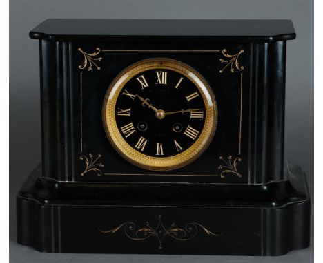 A black marble mantel clock with 7-day movement, ca. 1900.27 x 30 x 17 cm. 