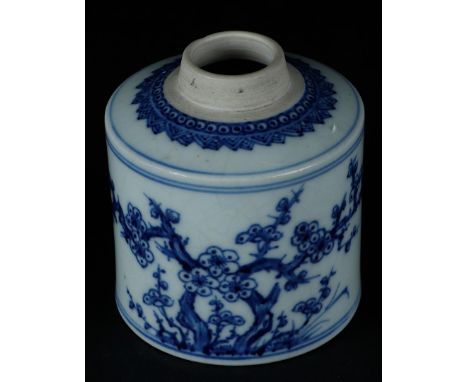A porcelain round tea caddy with prunus decor on the front and insects on the back. China, Qianlong.H.: 8,5 cm., diam.: 7,5 c