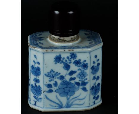 A porcelain angled tea caddy with rich floral decoration on the sides, with wooden lid. China, Yongzheng/Qianlong.H.: 13 cm.