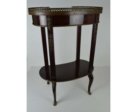 A small early 20thC mahogany and marble French kidney shaped etagere table, c1910, the kidney shaped rouge tinted marble top 