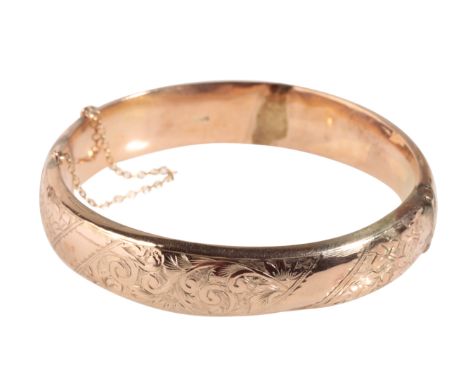 9CT GOLD HINGED BANGLE half engraved, with safety chain, approx 12.7grams 