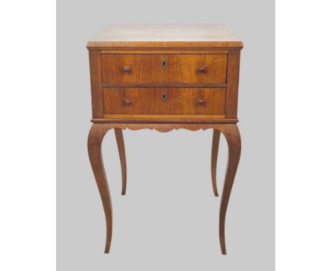 Chippendale Nußbaum Nähtisch 1930er Jahre quadratischer Nußbaum-Korpus von ca. 45 x 45 cm mit 2 Schüben, je mit Schloß, ohne 