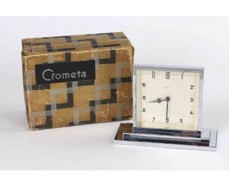 Art Deco Tischuhr *Crometa* im Etui schlichtes Chrom-Design auf rechteckigem Stufensockel von ca. 11 x 4 cm, helles Zifferbla