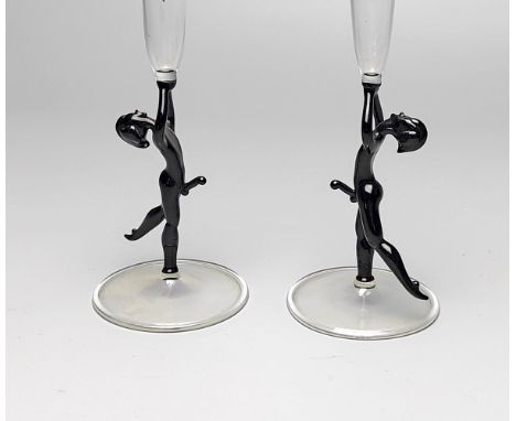 2 Art Deco Sektflöten *Männerakt* Lauscha / Bimini Werkstätten, Satz von 2 Sektkelchen aus hoher Klarglasflöte auf schwarzem 