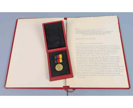 Medaille zum Deutschen Nationalpreis mit Anerkennungsschreiben 1964 Gelbgold 750 (18 Karat), auf dem Revers erhabener Goldste