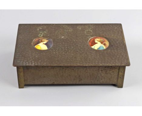 Art Deco Messing Schatulle 1930er Jahre rechteckiger mit Hammerschlag verzierter Messingkorpus, der leicht überkragende Schar