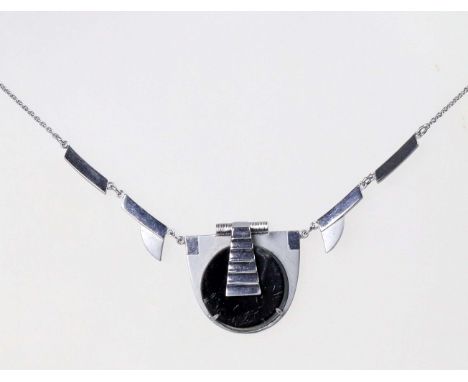 Art Deco Collier um 1925/30 Metall verchromt, ca. 9 Gramm, 5-teiliges Mittelteil von ca. 9,5 x 2,5 cm, mit schwarzer Galalith