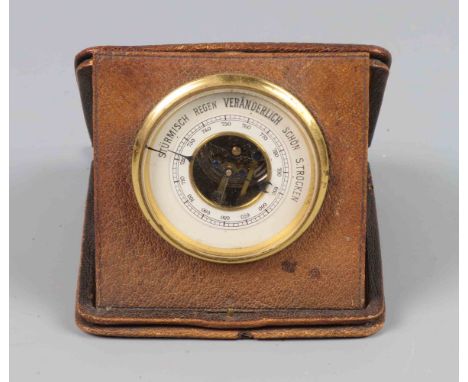 Reisekompass im Etui braunes Lederklappetui von ca. 10,5 x 10,5 cm, darin Barometer zum Aufstellen von ca. 6,5 cm ausgeführt,