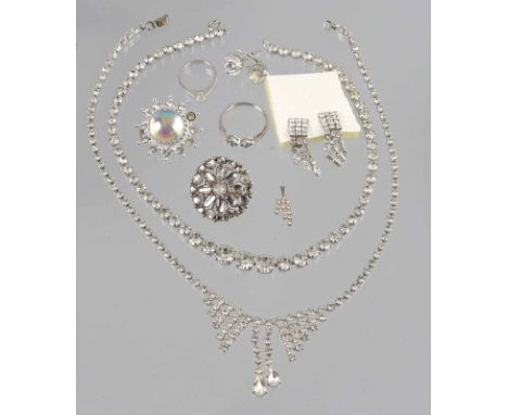 Posten älterer Strass-Schmuck u.a. Gablonz um 1890/1900, ca. 60 Gramm, dabei elegantes Riviere-Collier mit einzeln gefassten 