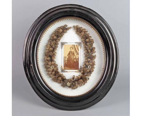 Biedermeier Andenken mit Haarkranz um 1840 aus hellbraunem Echthaar mit Zierelementen um SW-Portrait Aufnahme montierter Kran