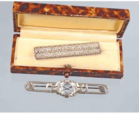 2 Siilber Broschen Art Deko Brosche ounziert Silber 835, ca. 7,8 Gramm, schlicht geometrisch sowie mit 2 Blattauflagen gearbe