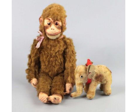 Elefant *Steiff* und Affe kurzfloriges Fell ohne klassischen *Steiff* Knopf im Ohr, von beiden Ohren nur noch Reste vorhanden