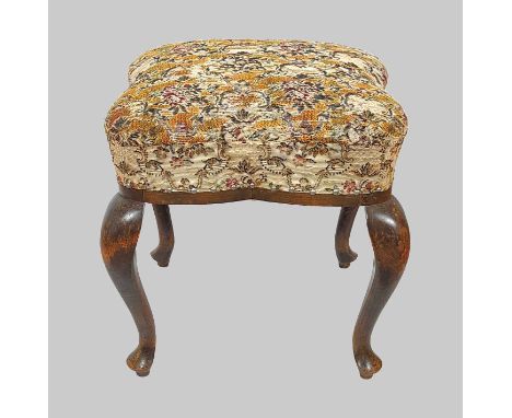 Chippendale Hocker 1930er Jahre Buchenholz nußbaumfarbig gebeizt, dick gepolsterte quadratische 4-fach eingezogene Sitzfläche