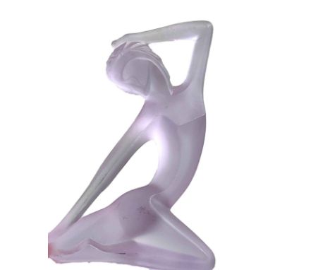 Glasfigur fliederfarbenes frosted Glas, stilisierte Art Deco Darstellung eines Damenaktes auf felsigem Sockel, H ca. 16,5 cm,