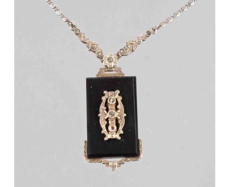 Art Deco Onyx-Collier mit Markasiten 1930er Jahre das Collier Mittelteil ist mit einer rechteckigen Onyxplatte von 18 x 30 mm