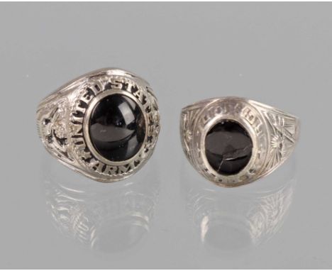 2 Andenken Ringe USA dabei Klassenring punziert Silber 925, umlaufende Inschrift *High School* sowie Symbolik auf den Ringsch