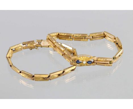 2 Art Deco Golddoublé Armbänder dabei Zugarmband aus partiell verzierten Rechteckgliedern ca. 14,5 x 7,5 mm, der blütenförmig