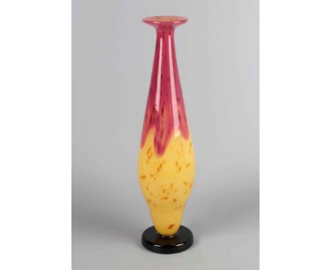Art Deco Vase Charles Schneider 1930er Jahre großer mundgeblasener langovoider leicht gegliederter Klarglaskorpus mit gelb, o