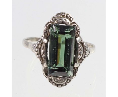 Art Deko Silberring punziert Silber 800, ca. 3,2 Gramm, der quer zur Ringschiene gestellte Ringkopf ist mit einem rechteckig 