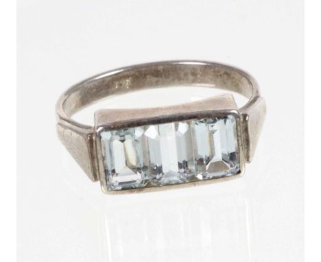 Art Deco Aquamarin Ring punziert Silber 935, ca. 3,1 Gramm, Ringkopf mit 3 geprüften Aquamarinen im Baquette-Schliff von zus.