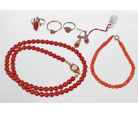 Posten Koralle Schmuck u.a. Silber u.a., ca. 40 Gramm, dabei Art-Deko Korallenring Silber 835 in langgestreckter Schiffchenfo
