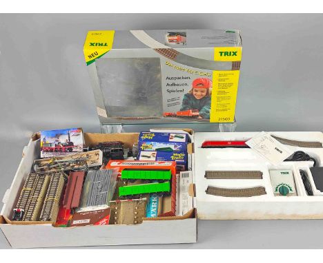 Konvolut Bahn Zubehör Spur H0 Märklin, Trix, Fleischmann u.a., dabei diverse Gleise, Weichen, Trix Starterpackung mit Güterzu