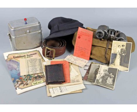 Posten Ausrüstung, Fotos, Kennkarte und Belege dabei blaue Feldmütze, breites braunes Lederkoppel mit Doppeldorn Koppel, Carl