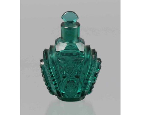 Art Deko Flakon 1930er Jahre grünes Glas mundgeblasen und von Hand beschliffen, geschnittener Boden, fächerförmig gegliederte