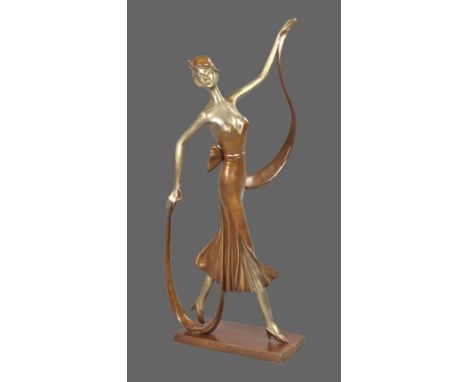 Sommerspaziergang zweifarbiger Bronzeguß nach Chiparus, Art Deco Dame auf rechteckigem Sockel im eleganten Sommerkleid, mit H