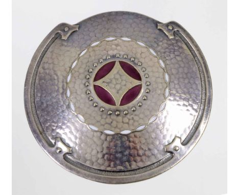Art Nouveau Gürtelschließe Alpacca, große runde leicht gewölbte Form mit Hammerschlag-Dekor von ca. 7,5 cm Ø, mit transluzid 