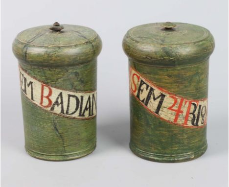 2 Apotheker - Gefäße 18. Jhd. Holz gedrechselt und grün gefasst, Zylinderform von ca. 7,5 bzw. 8 cm Ø, 2 Albarello je mit lei